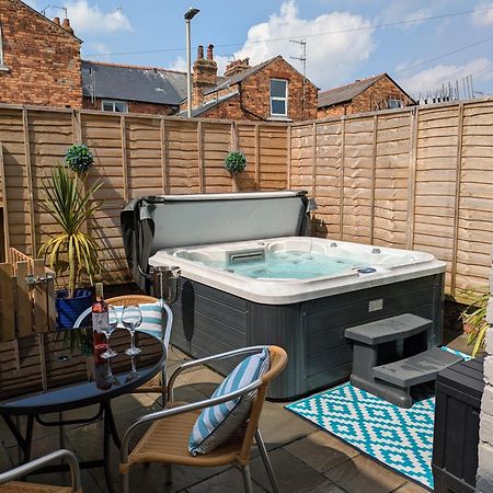 Villa Seaside Escapes - With Relaxing Hot Tub! Scarborough Esterno foto