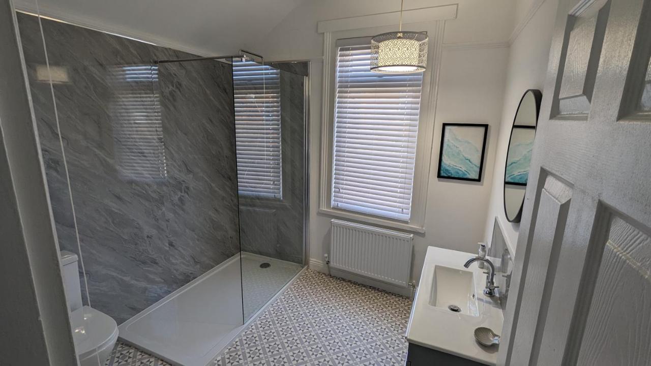 Villa Seaside Escapes - With Relaxing Hot Tub! Scarborough Esterno foto