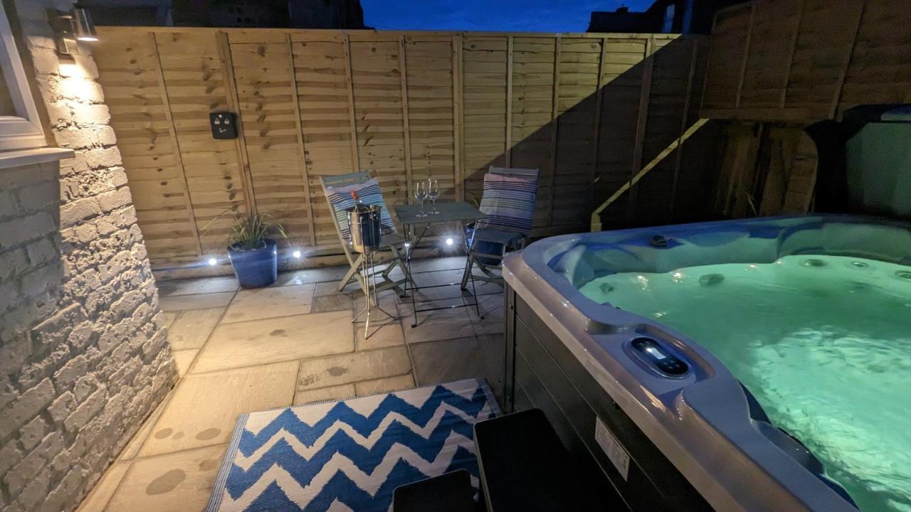 Villa Seaside Escapes - With Relaxing Hot Tub! Scarborough Esterno foto