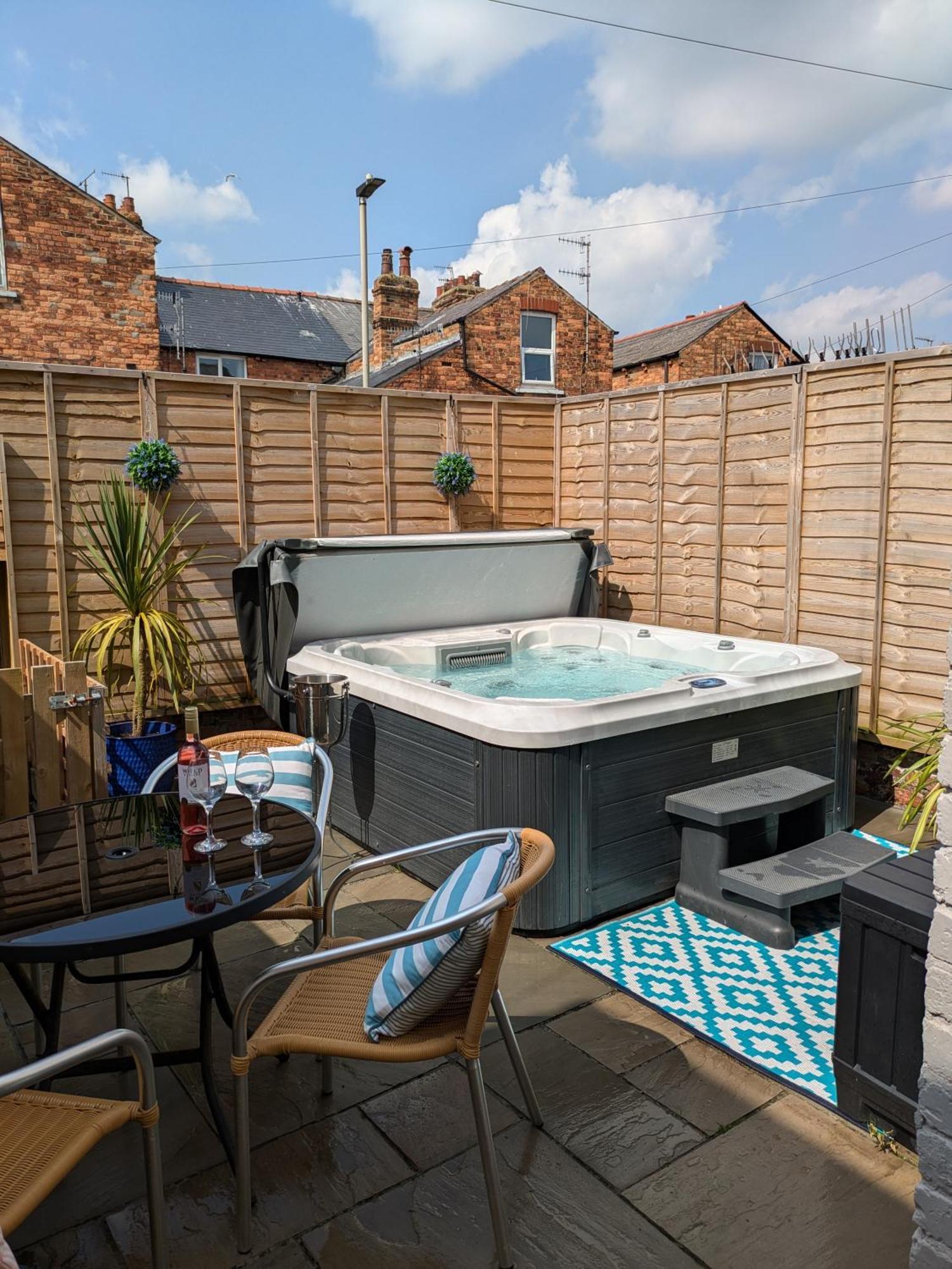 Villa Seaside Escapes - With Relaxing Hot Tub! Scarborough Esterno foto