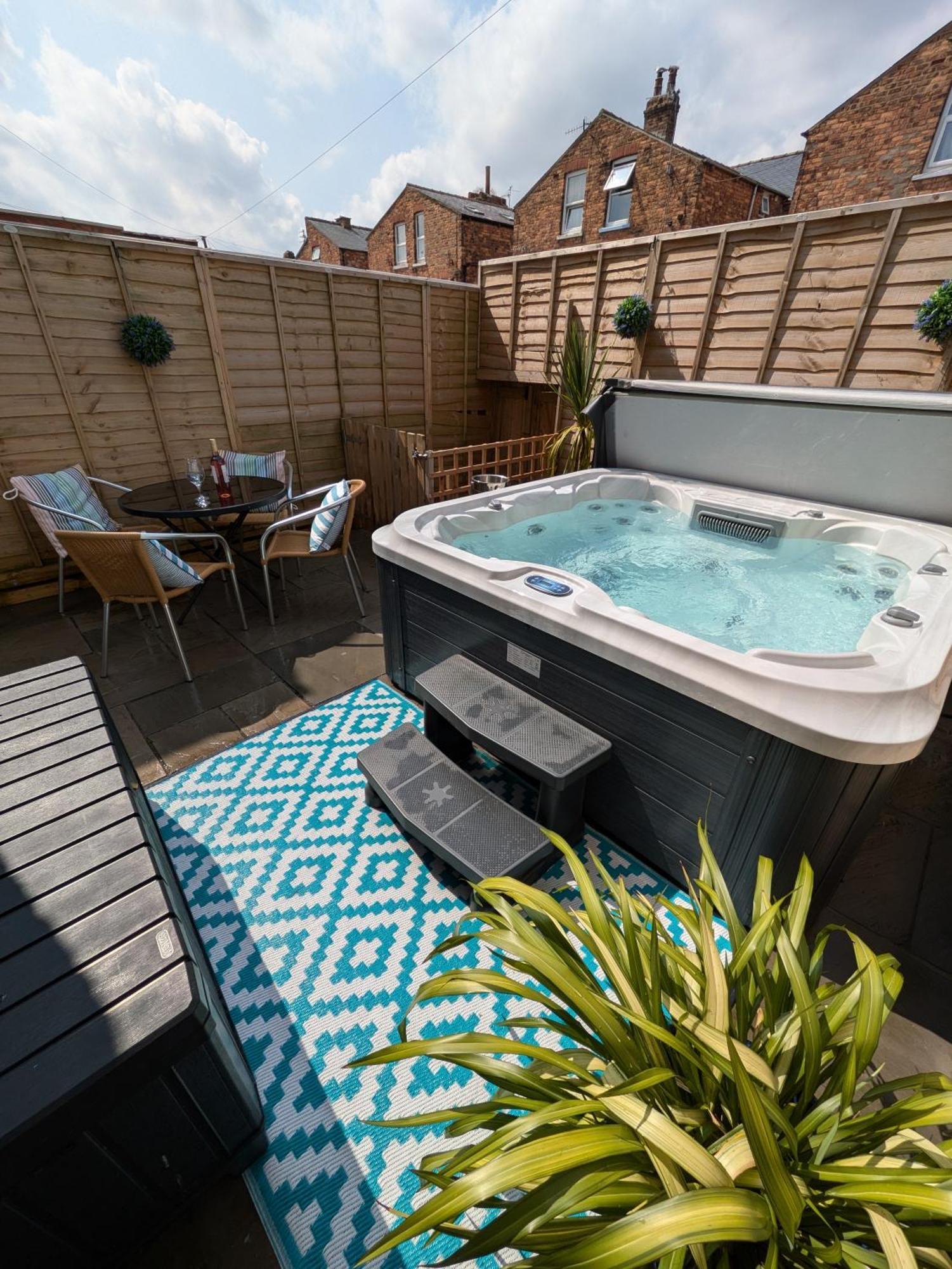 Villa Seaside Escapes - With Relaxing Hot Tub! Scarborough Esterno foto